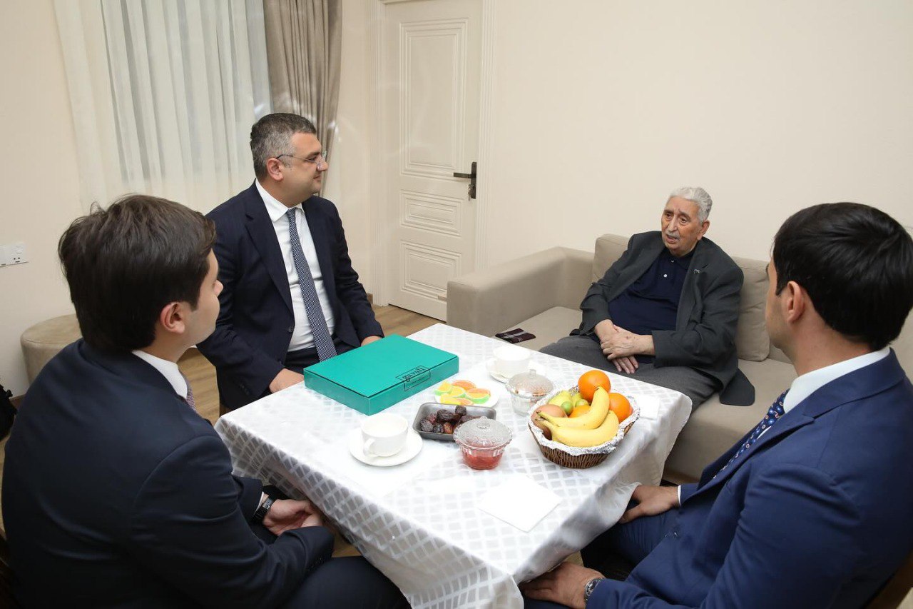 Həmkarlar ittifaqının nümayəndələri Xalq artisti Arif Babayevi ziyarət ediblər – FOTO Həmkarlar ittifaqının nümayəndələri Xalq artisti Arif Babayevi ziyarət ediblər – FOTO