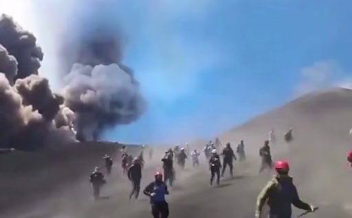 Etna vulkanı yenidən PÜSKÜRDÜ – Turistlər son anda xilas oldular – ANBAAN VİDEO