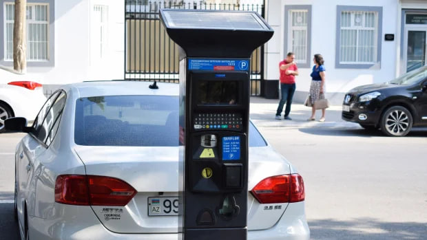Sakinlərdən NARAZILIQ: Yeni binanın qarşısında pullu PARKİNQ PROBLEMİ