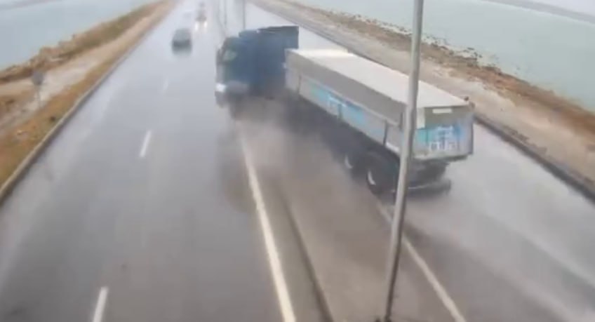 Bakıda üç nəfərin öldüyü ağır qəzanın ANBAAN VİDEOSU Bakıda üç nəfərin öldüyü ağır qəzanın ANBAAN VİDEOSU