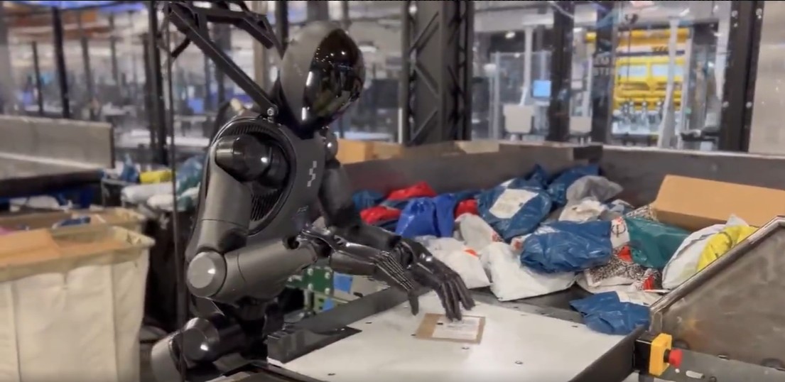 Məşhur avtomobil şirkətinin işçiləri robotlardır - VİDEO