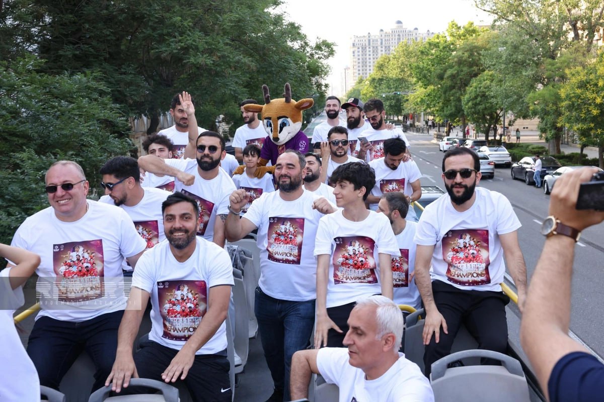 Dünya çempionlarımız Bakı şəhərini gəzdilər - FOTO/VİDEO