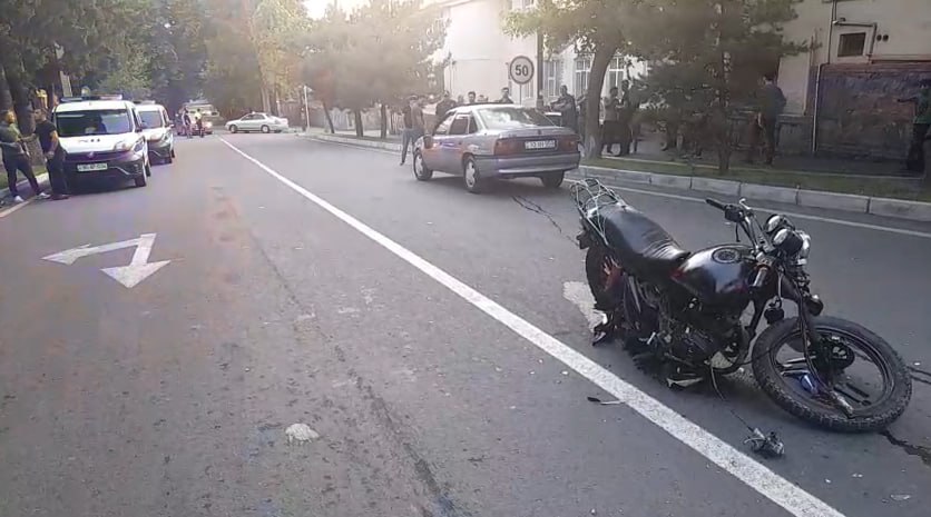 Qaxda motosiklet qəzaya düşdü: Sürücü və sərnişini xəsarət aldı - FOTO