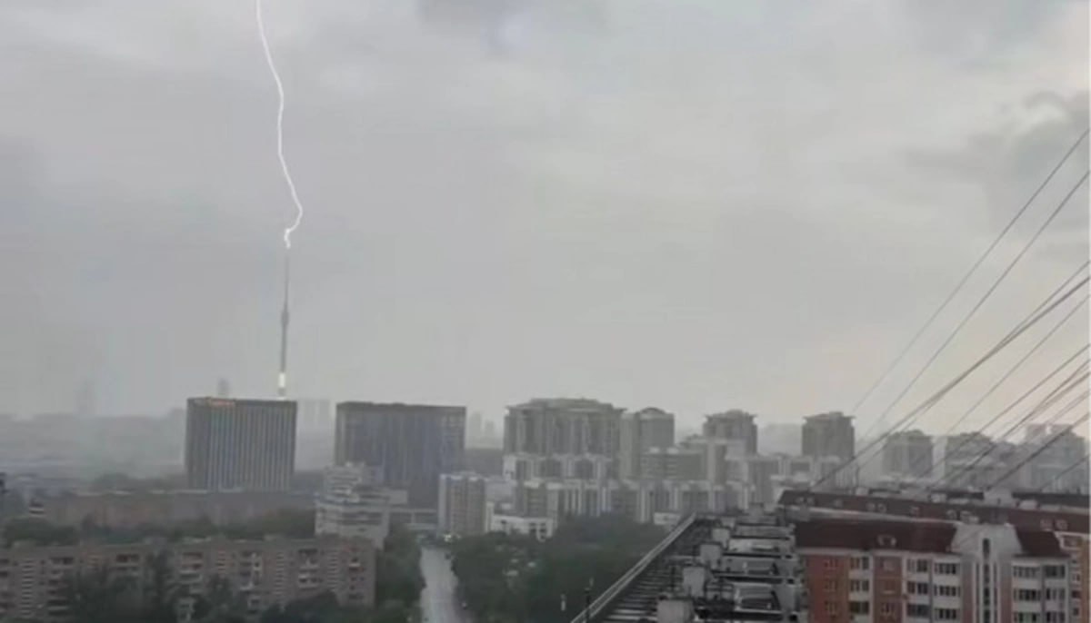 Moskvada Ostankino teleqülləsini ildırım vurdu - VİDEO Moskvada Ostankino teleqülləsini ildırım vurdu - VİDEO