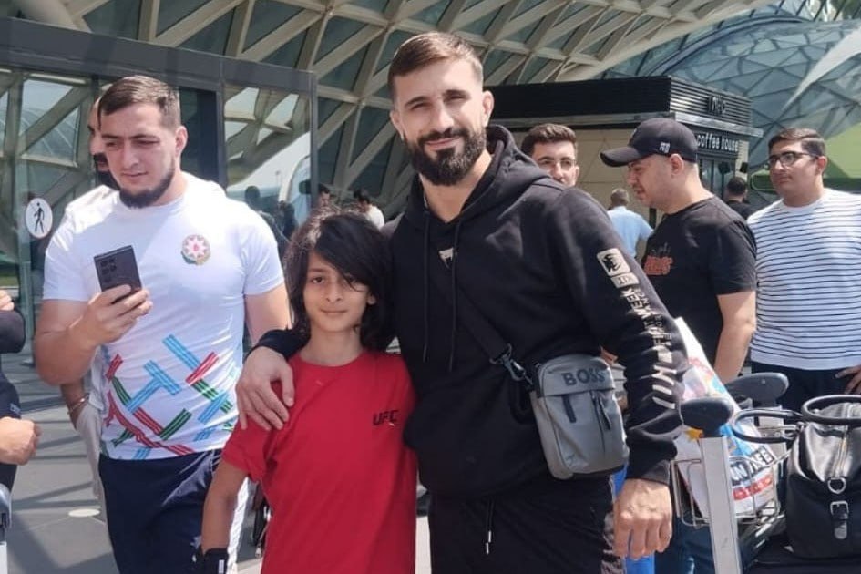 Tanınmış UFC döyüşçüsü Bakıya GƏLDİ Tanınmış UFC döyüşçüsü Bakıya GƏLDİ