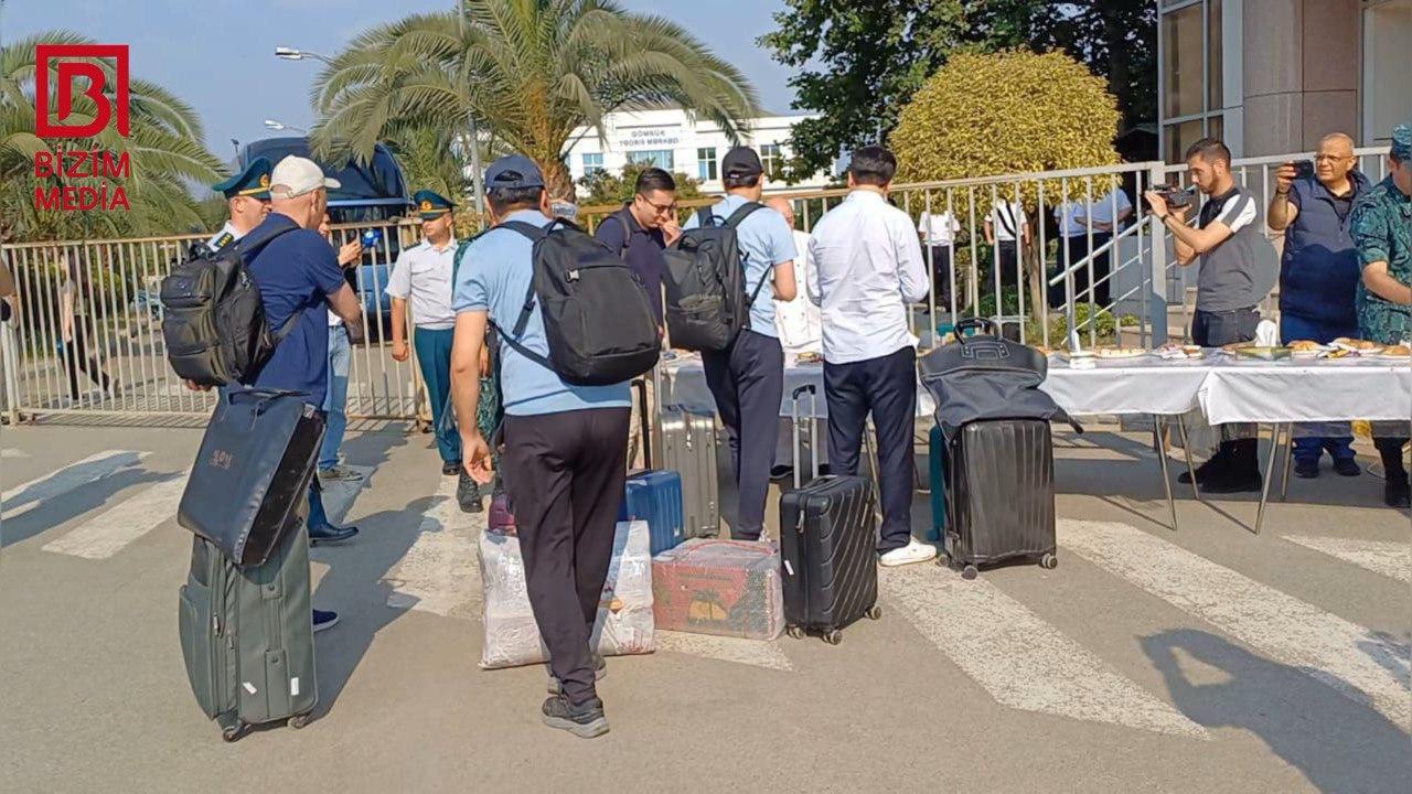 Qazaxıstanın 6 vətəndaşı Azərbaycana keçərək İrandan təxliyə olunub - FOTO