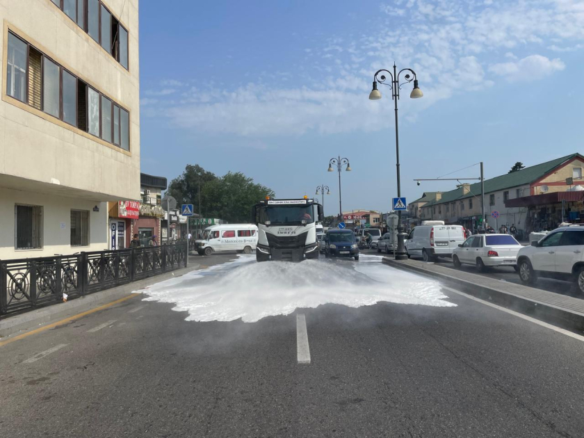 Bakının 550 küçəsi YUYULDU - FOTO
