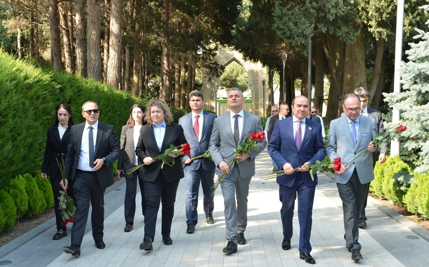 Bolqarıstan Milli Assambleyasının sədri Fəxri xiyabanı və Zəfər parkını ziyarət etdi - FOTO