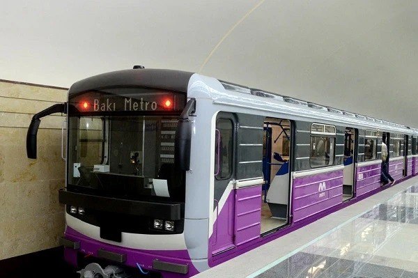 Bakı metrosunda HADİSƏ - Tələbə qatar yoluna düşdü