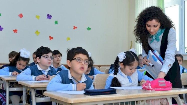 Azərbaycanda müəllimlərin MAAŞI ARTIB Azərbaycanda müəllimlərin MAAŞI ARTIB
