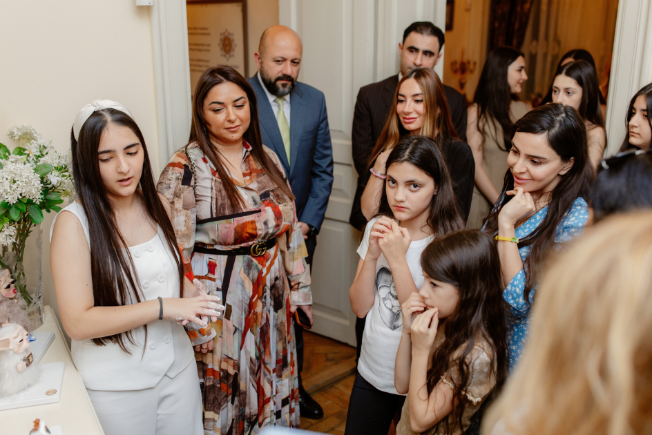 Leyla Əliyeva və Arzu Əliyeva “Zeynəbin sehrli dünyası” adlı sərginin açılışında – FOTO