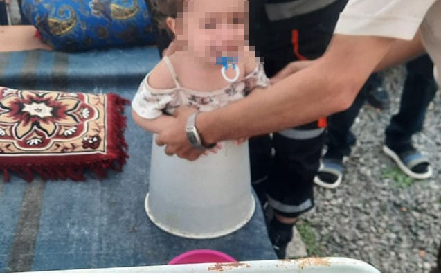 Uşaq vedrənin içində qaldı, köməyə FHN gəldi - VİDEO Uşaq vedrənin içində qaldı, köməyə FHN gəldi - VİDEO