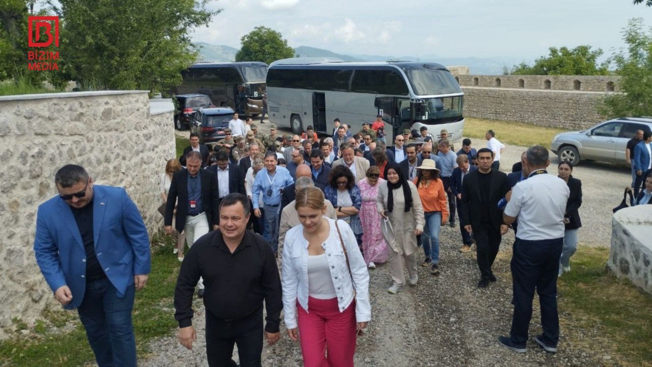 Hikmət Hacıyev xarici diplomatlarla birgə Bülbülün ev-muzeyində - VİDEO Hikmət Hacıyev xarici diplomatlarla birgə Bülbülün ev-muzeyində - VİDEO