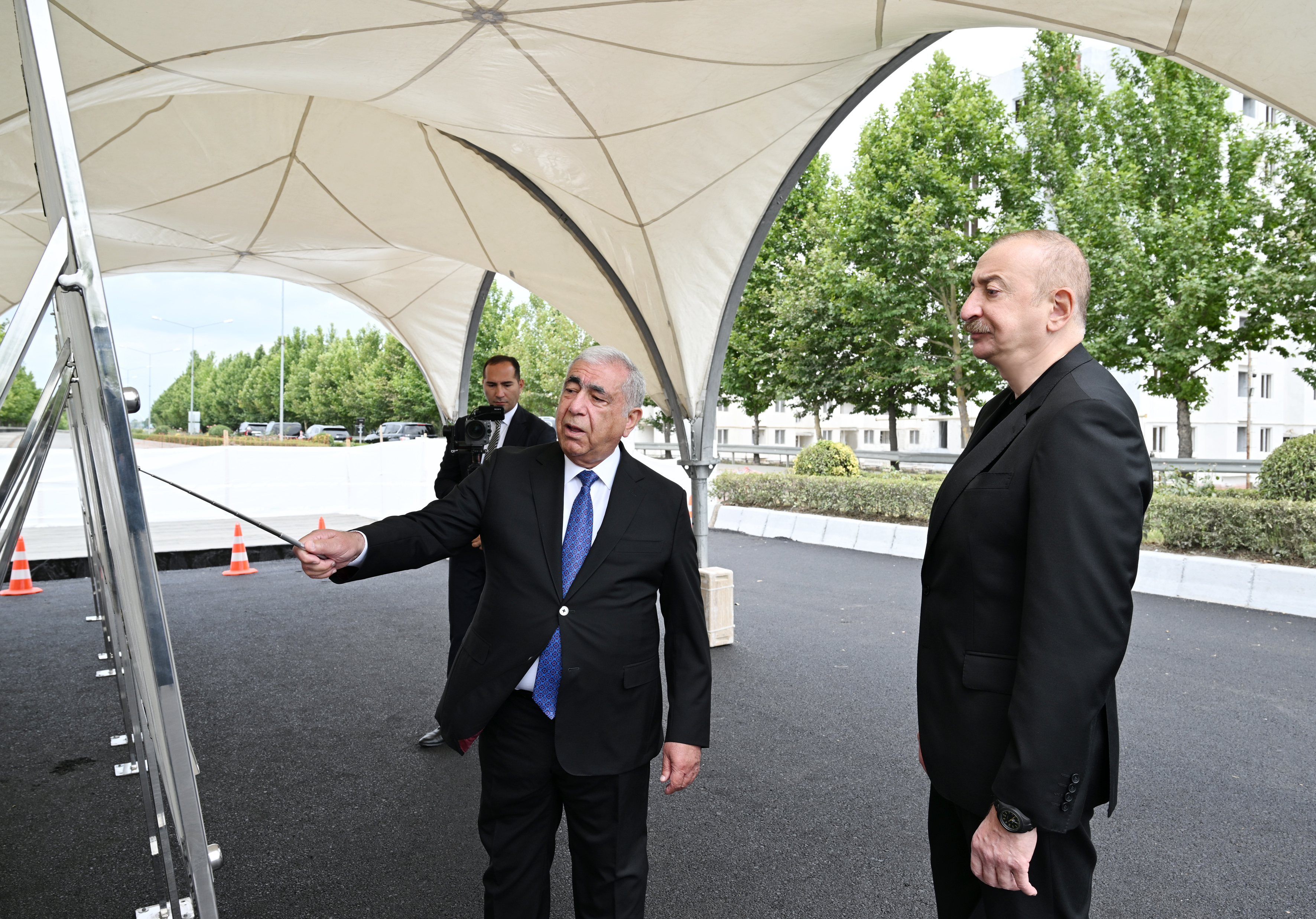 Prezident Bakı-Qazax yolunda görülən işlərlə tanış oldu - FOTO Prezident Bakı-Qazax yolunda görülən işlərlə tanış oldu - FOTO