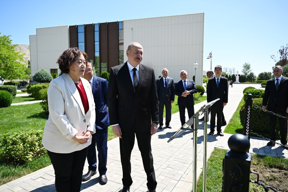 Prezident Mingəçevirdə erməni raketinin düşdüyü ərazidə - FOTO Prezident Mingəçevirdə erməni raketinin düşdüyü ərazidə - FOTO