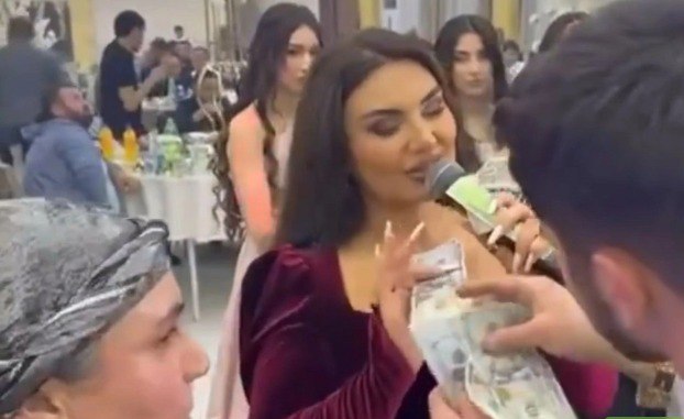 Şəbnəm Tovuzlunu "dollar yağışı"na tutan ailə narkotacir imiş - Sensasion ƏMƏLİYYAT/VİDEO