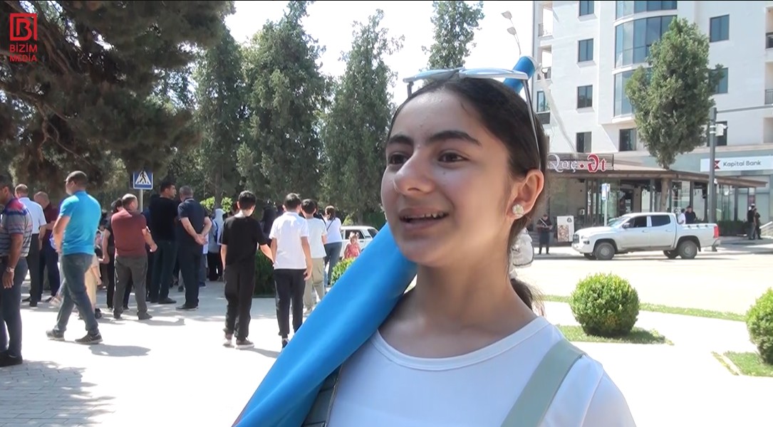 Xankəndidə yürüşü izləyənlər öz sevinclərini belə bölüşdülər - VİDEO Xankəndidə yürüşü izləyənlər öz sevinclərini belə bölüşdülər - VİDEO