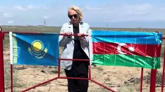 Aleksandr Kalyaninovun anası Aktauda ucaldılan abidəni ZİYARƏT ETDİ – VİDEO Aleksandr Kalyaninovun anası Aktauda ucaldılan abidəni ZİYARƏT ETDİ – VİDEO
