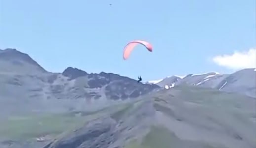 Xarici turistin Xınalıqda paraşüt ŞOUSU – VİDEO Xarici turistin Xınalıqda paraşüt ŞOUSU – VİDEO