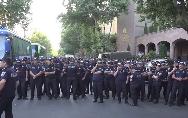 Ermənistan İstintaq Komitəsinin binası ətrafında saxlanılanlar var Ermənistan İstintaq Komitəsinin binası ətrafında saxlanılanlar var