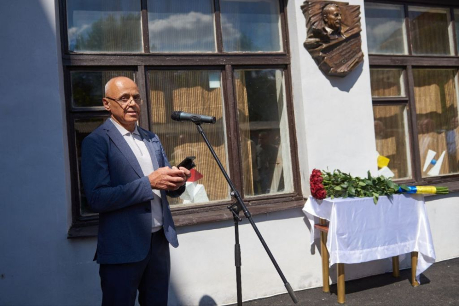 Xarkovda heykəltaraş Seyfəddin Qurbanovun xatirə lövhəsinin açılışı olub - FOTO Xarkovda heykəltaraş Seyfəddin Qurbanovun xatirə lövhəsinin açılışı olub - FOTO