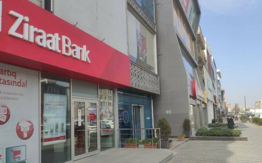 İş adamları və əhali bankdan pulunu geri çəkib