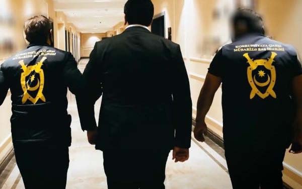 “İkisi ağ, biri qara adamdır?”