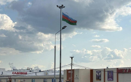 Moskvada azərbaycanlılar Rusiya bayrağını endirib, Azərbaycan bayrağı qaldırıblar – FOTO Moskvada azərbaycanlılar Rusiya bayrağını endirib, Azərbaycan bayrağı qaldırıblar – FOTO