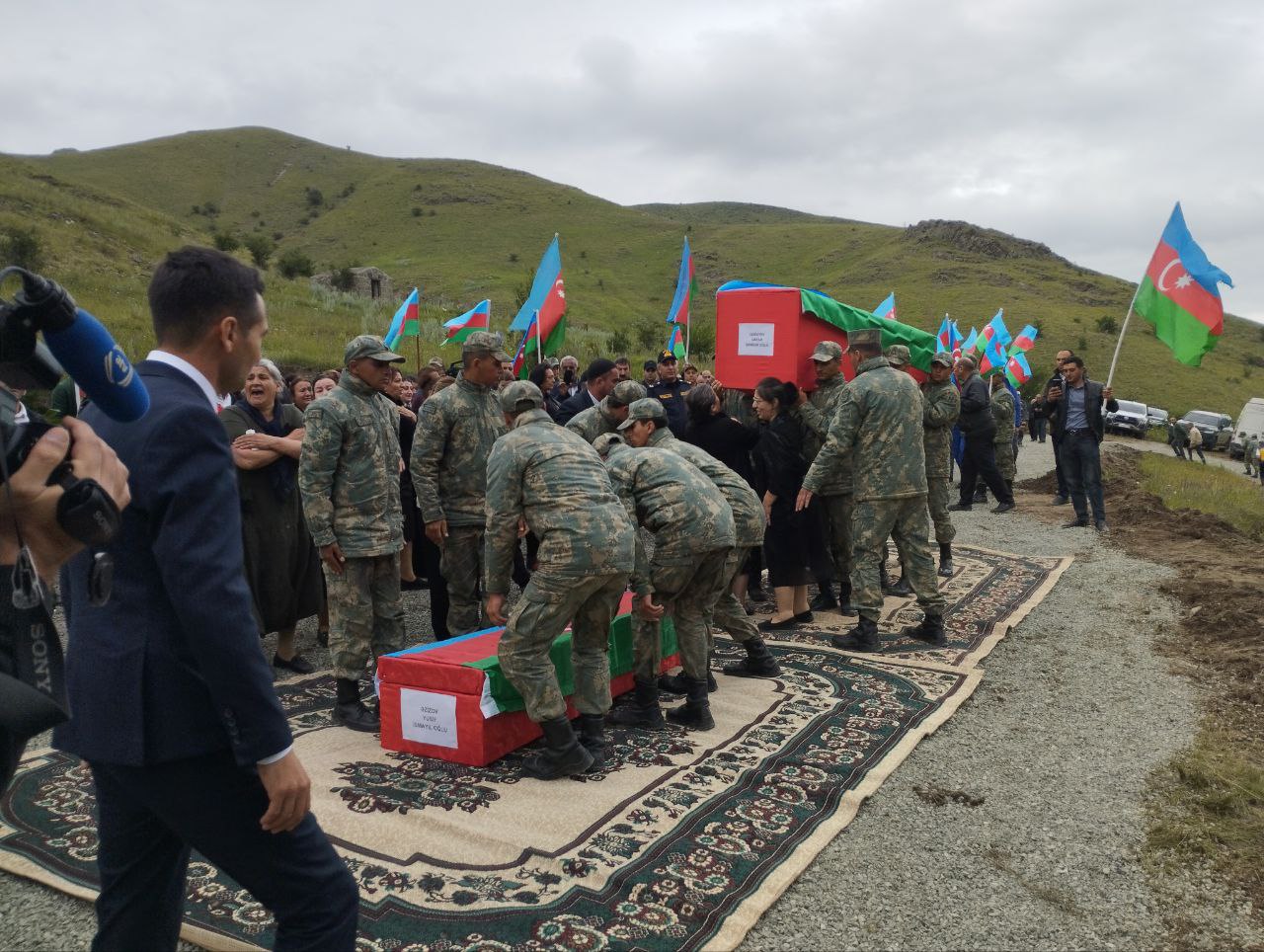 Birinci Qarabağ müharibəsində itkin düşən üç hərbçinin qalıqları Kəlbəcərə gətirilib – FOTO/VİDEO