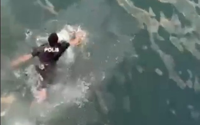 Bakıda polis özünü dənizə ataraq qadını xilas etdi – ANBAAN VİDEO