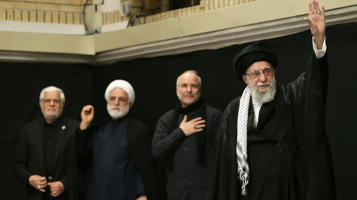 Xamenei müharibədən sonra ilk dəfə insanların qarşısına çıxdı - FOTO/VİDEO Xamenei müharibədən sonra ilk dəfə insanların qarşısına çıxdı - FOTO/VİDEO