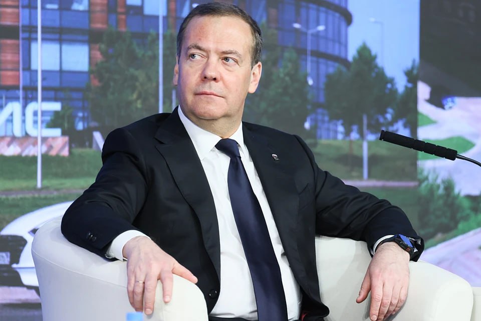 Medvedev: “Tramp yenə də sevimli yelləncəklərində yellənir” Medvedev: “Tramp yenə də sevimli yelləncəklərində yellənir”