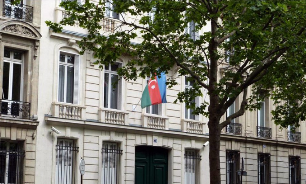 Paris məhkəməsi səfirliyimizə hücum edən erməninin cəzasını SƏRTLƏŞDİRDİ