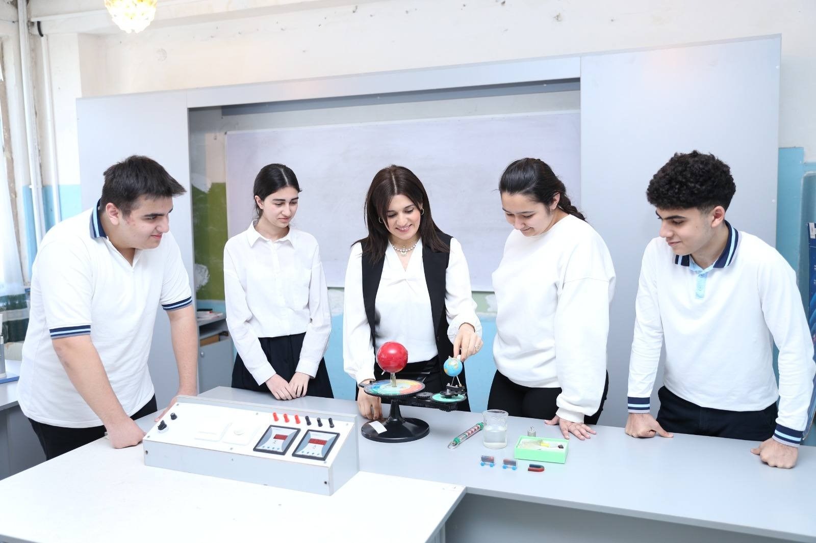 Yeni təhsil modeli əsasında fəaliyyətə başlayacaq məktəbə müəllim axtarılır Yeni təhsil modeli əsasında fəaliyyətə başlayacaq məktəbə müəllim axtarılır