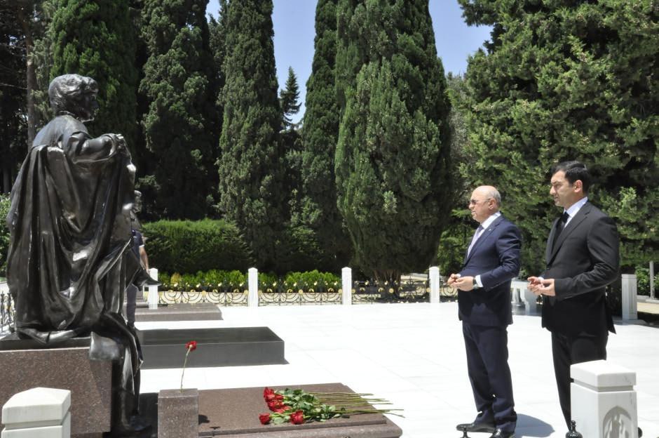 Kəmaləddin Heydərov BMMT-nin yeni Baş katibi ilə Fəxri xiyabanda - FOTO Kəmaləddin Heydərov BMMT-nin yeni Baş katibi ilə Fəxri xiyabanda - FOTO