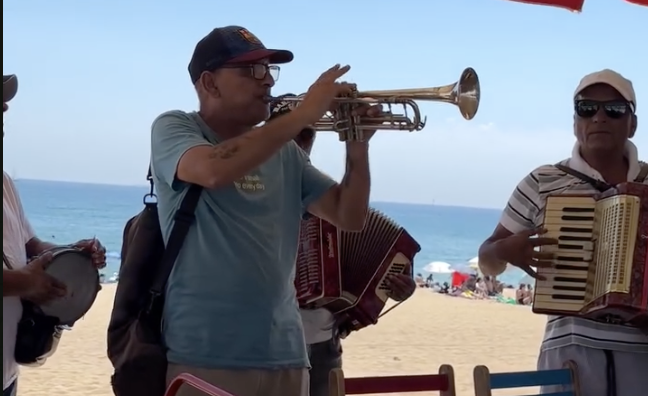 Barselona çimərliyində musiqiçilər Azərbaycan melodiyasını ifa etdilər – VİDEO Barselona çimərliyində musiqiçilər Azərbaycan melodiyasını ifa etdilər – VİDEO