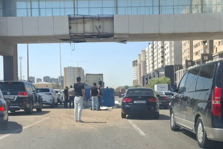 Bakıda dəhşət: Yük avtomobili piyada körpüsünə çırpıldı: Yaralı var - FOTO Bakıda dəhşət: Yük avtomobili piyada körpüsünə çırpıldı: Yaralı var - FOTO