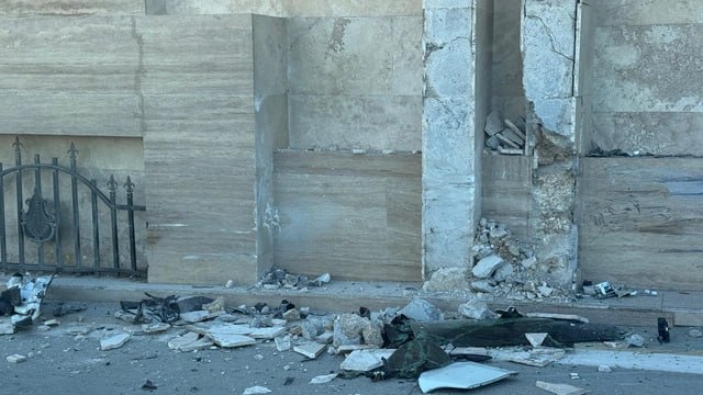 Bakıda avtomobil yol kənarındakı beton hasara çırpıldı - FOTO Bakıda avtomobil yol kənarındakı beton hasara çırpıldı - FOTO