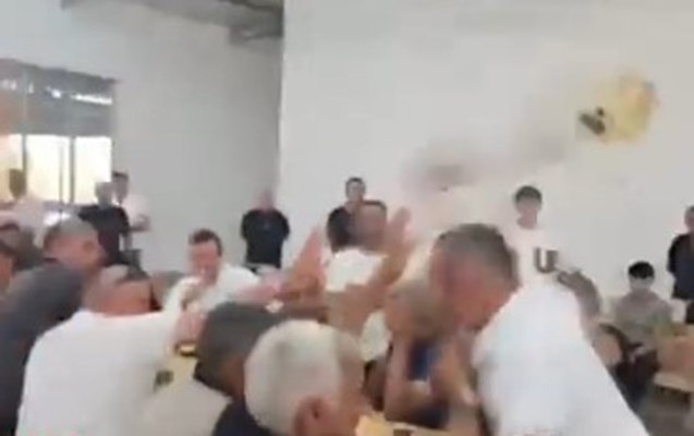 Azərbaycanlı deputat seçiciyə çaynik atdı - VİDEO Azərbaycanlı deputat seçiciyə çaynik atdı - VİDEO