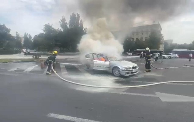 Bakıda “BMW” yandı – VİDEO