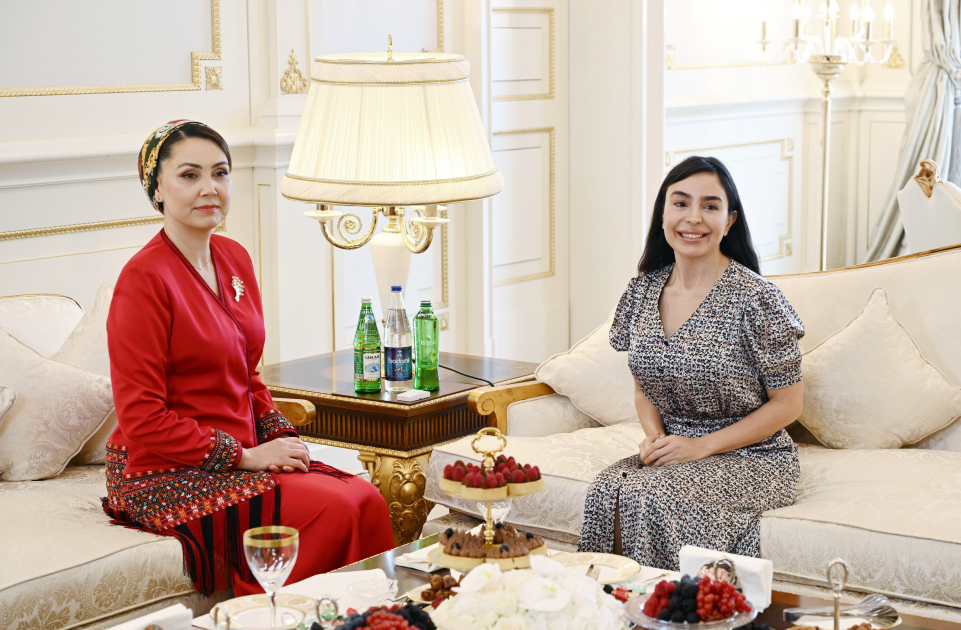 Leyla Əliyeva Qurbanqulu Berdiməhəmmədovun qızı ilə görüşüb - FOTO Leyla Əliyeva Qurbanqulu Berdiməhəmmədovun qızı ilə görüşüb - FOTO