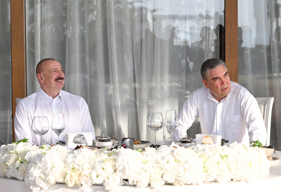 Liderlər nahar süfrəsində... Liderlər nahar süfrəsində...