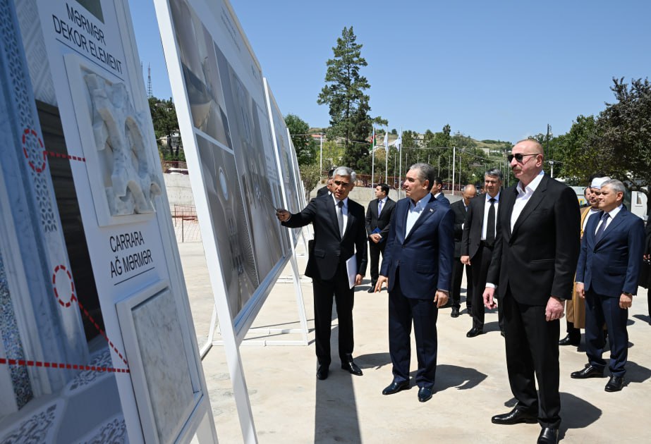 Liderlər Yeni Şuşa məscidində - FOTO Liderlər Yeni Şuşa məscidində - FOTO