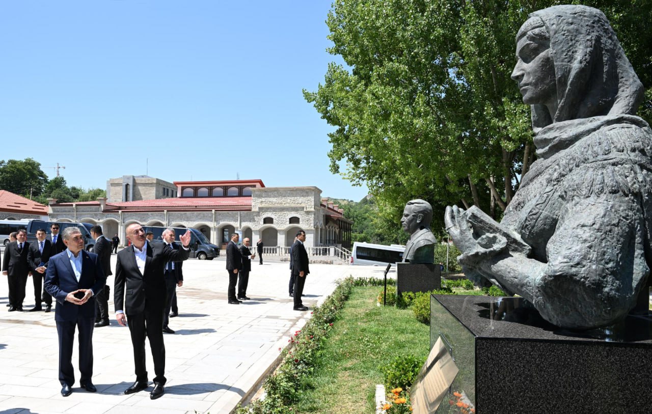 Liderlər Natəvan, Bülbül və Üzeyir Hacıbəylinin güllələnmiş heykəllərinə baxıb – FOTO Liderlər Natəvan, Bülbül və Üzeyir Hacıbəylinin güllələnmiş heykəllərinə baxıb – FOTO