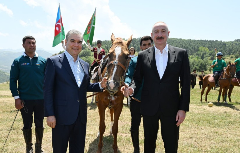 İlham Əliyev Qurbanqulu Berdiməhəmmədova at hədiyyə etdi - FOTO İlham Əliyev Qurbanqulu Berdiməhəmmədova at hədiyyə etdi - FOTO