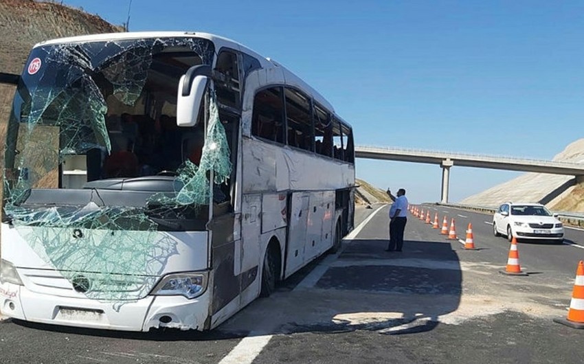 Türkiyədə sərnişin avtobusu qəzaya uğradı: 4 ölü, 40 yaralı var Türkiyədə sərnişin avtobusu qəzaya uğradı: 4 ölü, 40 yaralı var