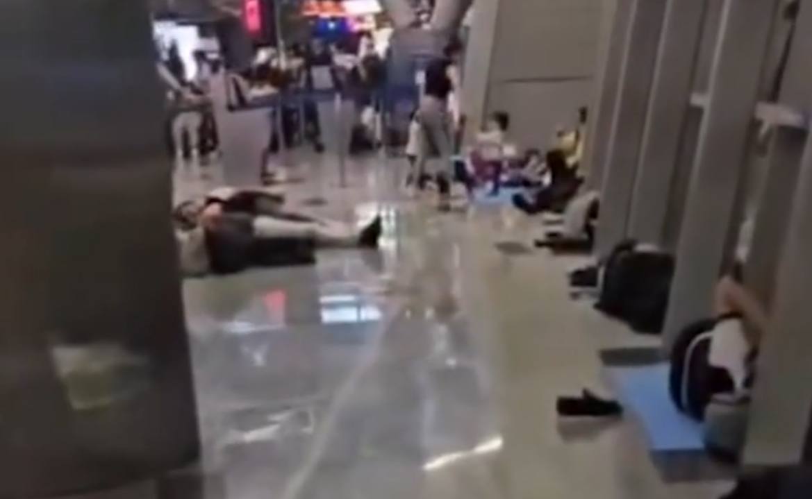 Gəncəyə uçmaq istəyən sərnişinlər Moskvada aeroportda qaldı - VİDEO