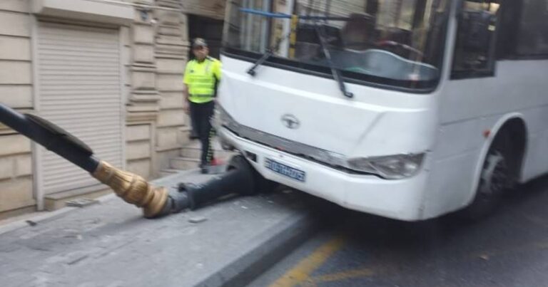 Sumqayıtda sərnişin avtobusu işıq dirəyinə çırpıldı - Yaralılar var