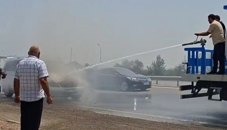 Yolda alışan “Mercedes”i su maşını söndürdü - VİDEO Yolda alışan “Mercedes”i su maşını söndürdü - VİDEO