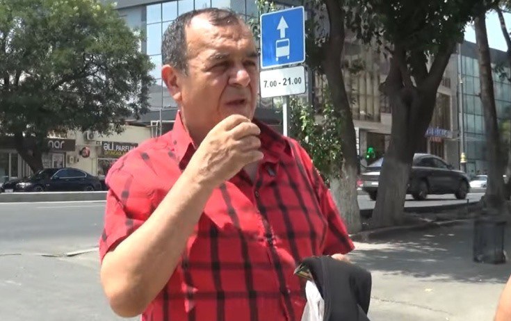 "Dərmanlarımı almaq üçün corab satıram" - VİDEO